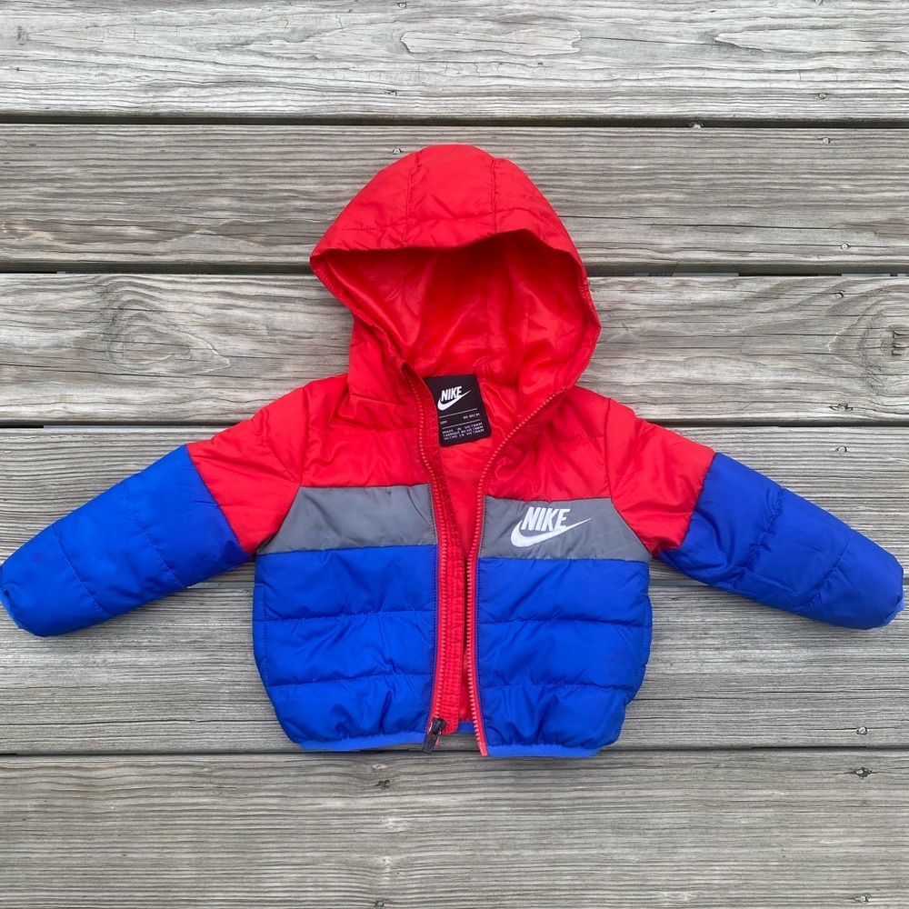 Nike jacket with hood in colors blue, red and gray. Size 18M. Moderately worn.